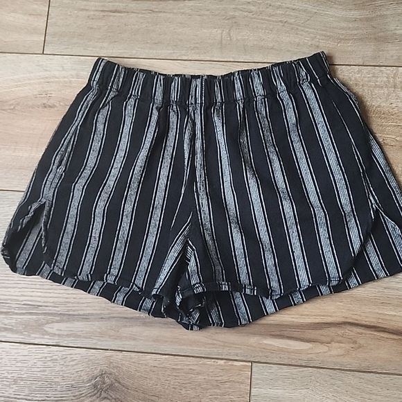 Brandy Melville Sami Shorts - Picture 4 of 7